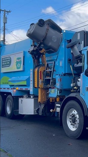 Christmas Day Trash #garbagetruck #truck #christmas
