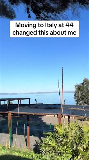 Moving to Italy at 44 changed the way I experience time and stress. Before I moved, life often felt like a constant rush. Work, responsibilities, always moving onto the next thing. Italy shifts that perspective in subtle ways. Long lunches are normal. Evenings start later. People prioritise conversation, food and time together. But don’t get me wrong. People still rush. Rome, where I live, can be chaotic. People commute, deal with bureaucracy and juggle work just like anywhere else. And if you’r