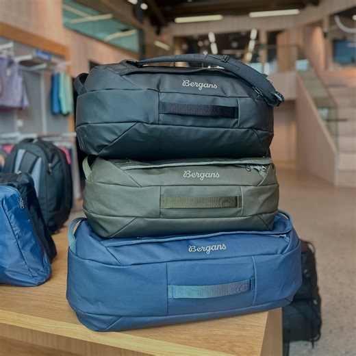 There is a new Kompass Dufflebag in town 🙌🏼 A durable, carry-on duffel bag with robust zippers, full top opening, compression straps, and strategic pockets for efficient packing. Comes in 50, 75 and 100 liters! Now in new colours 🤩https://bit.ly/3SdR9uZ | Bergans of Norway