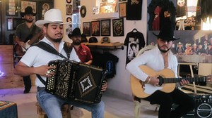 Canción dedicada para todos aquellos que cargan con el orgullo de ser mexicanos siempre estén donde estén. ¡Viva México! 🇲🇽 #vivamexico #septiembre #fiestaspatrias #carlosyjosejr | Carlos y Jose Jr
