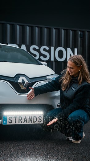 EVERYTHING YOU NEED 🫵 Designed for simplicity, style, and performance, the Nuuk E-Line Black comes with a built-in relay and everything you need for an effortless installation. Follow along as Nora walks through the process – from unboxing to connecting the light and adjusting the final angle. Link in Bio 🔎 #strandslightingdivision #feelthepassion #strands #led #drivinglight #positionlight #warninglight #offroad #fordrangerraptor #jeepwrangler #jeep #jeepfamily #offroadlife #vehiclelighting #j