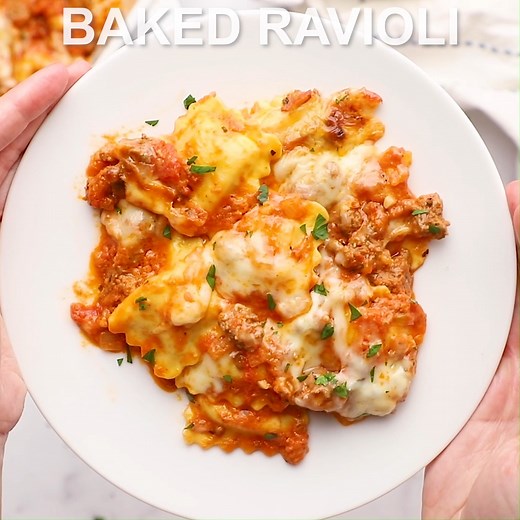 This Baked Ravioli recipe can be made with refrigerated or frozen ravioli with no boiling required! It's an easy make-ahead recipe that you can refrigerate or freeze to bake later! Recipe: https://thecozycook.com/baked-ravioli/ | The Cozy Cook
