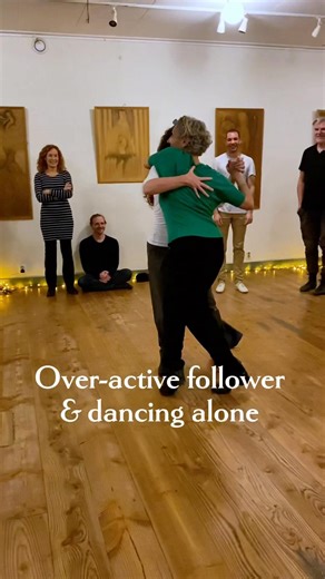 What does it really mean to be a good follower? ❌ Too active: dancing alone, not listening. ❌ Too passive: heavy, disconnected, not dancing. ✅ Just right: present, responsive, creative — and influencing the leader. Following is not obedience. It’s listening, proposing, and co-creating. Tango is a conversation — both voices matter. #entredosduotango #tango #tangocouple #tangoargentino #dance #danse #tangodance @mariafilaaaaali @sigridvantilbeurgh | Entre-Dos / Duo Tango
