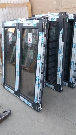 Finestre colore grigio scuro in pvc in stock in pronto magazzino o in pronta consegna in tutta Italia info www.stockserramenti.com #finestrepvc #ristrutturazionecasa #finestre #serramenti #edilizia