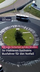 🚍💨Berufskraftfahrer müssen alle fünf Jahre ihre Befähigungsnachweise erneuern und dazu gehört auch ein wichtiges Fahrsicherheitstraining! Wir haben 12 Busfahrer der Verkehrsgesellschaft RegioBus aus dem Landkreis Mittelsachsen beim Training auf dem Fahrsicherheitszentrum am Sachsenring begleitet. #Fahrsicherheit #Berufskraftfahrer #RegioBus #Sachsenring #Verkehrssicherheit | MDR Sachsen