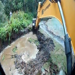 78K views · 337 reactions | Excavator cleans sludge deposited on the dam | Magic | Facebook