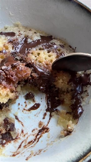 Don’t skip this yummy keto mug cake. You’ll have it in a few minutes! 🔥🔥🔥 Free & printable recipe is below! 🔥👇👇 | Family On Keto