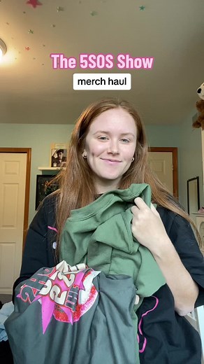 5SOS Show Merch Haul: T-shirts, Crewnecks & More!