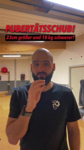 Gleichartig– und trotzdem liegen Welten dazwischen. 🤯 In einer U14-Gruppe können (in extremen Fällen) bis zu 23 cm Größenunterschied und 18 kg Gewichtsunterschied vorkommen. Genau deshalb gilt: Kalendarisches Alter ≠ biologisches Alter. 💡 Besonders wichtig rund um PHV (Peak Height Velocity) – die Phase des schnellsten Wachstumsschubs: ➡️ Bewegungen wirken plötzlich „unkoordiniert“, Muskel-Sehnen-Strukturen werden „tight“, das Überlastungsrisiko steigt (Knie/Ferse/Hüfte). Kurze Tipps für Eltern