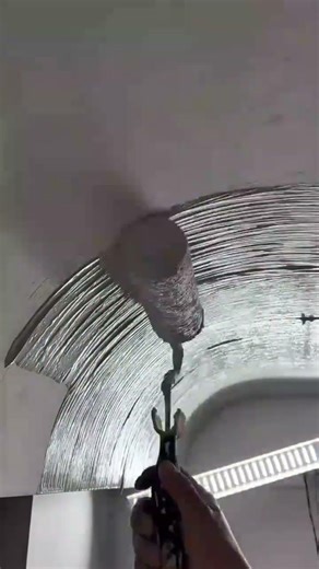 Creating circular textured patterns on the ceiling with a roller for an aesthetic final result