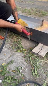 Cortando viga con plasma la forma más simple y rápida de cortar metal observa el tiempo q nos toma en los cortes para realizarlo, comenta si lo utilizan o conq cortan ustedes, nosotros utilizamos también el equipo de corte pero con plasma es más rápido sáludos #herreriamoderna #puertasresidenciales | Herrería estructural Anaya