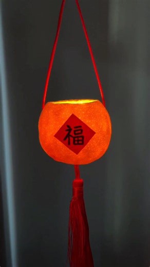 🍊🏮 The New Year is almost here! You can make an adorable little orange lamp using just an orange — simple, festive, and so much fun to try with your kids ✨ #DIYCrafts #ParentChildCrafts #NewYearCrafts #OrangeLamp #KidsActivities | Art, Crafts and Journals