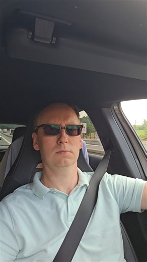 Nico Eidam | Mindset & Business on Instagram: "siehst, könnte eine einzelne Person sein, die eine ganze digitale Armee verwaltet. Die Phones sind synchronisiert, geskriptet und mit KI-generierten Captions, Gesichtern und Videos gefüttert. Sie farmen Engagement, blähen Trends auf, kapern Algorithmen und verkaufen Traffic an Werbetreibende, Influencer und Dropshipper. Ein einzelner Operator kann an einem Tag mehr Aktivität erzeugen, als ein normaler Creator in einem Monat. Kein Burnout. Kein Schla