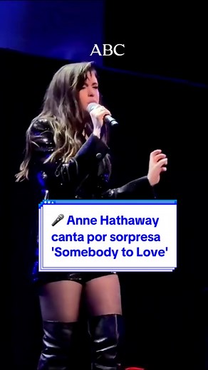 Anne Hathaway sorprende cantando 'Somebody to Love'