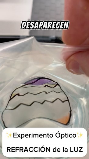 Alberto Villarroya on Instagram: "Por qué DESAPARECEN los colores?👇 Haz este experimento en casa! 🏡 Al introducir el dibujo en la bolsita de plástico y a su vez en el vaso de agua (con diferente índice de refracción que el aire) se produce la refracción de la luz desviando los colores. #experimento #curiosidades #aprendeeninstagram #optica"