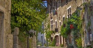 Cette cité médiévale, située à 40 minutes de Lyon, fait partie des plus beaux villages à voir en France