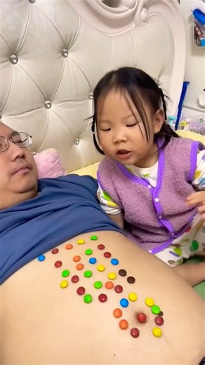 Eat beans, record the baby, my little cute baby, dad takes care of the baby, father and son's da