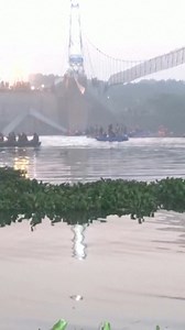 A colonial-era pedestrian bridge collapsed in India's western state of Gujarat, plunging several people into the river below, days after it was reopened following repairs. More than 130 people were killed. | DW News
