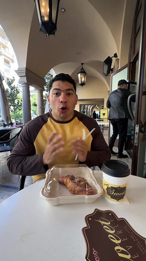 Pan con café en Beverly Hills: disfrutando un cruasán con Nutella