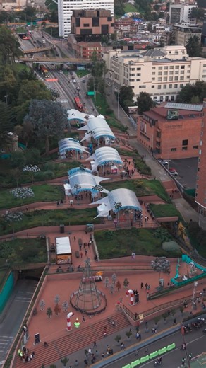 ‘Sabor Bogotá’ llegó al Parque Bicentenario para celebrar la mesa local como punto de encuentro, con recetas que cuentan territorio, manos que cocinan memoria y sabores que te hacen querer quedarte un rato más. Podrás disfrutar, hasta el 22 de diciembre, de los mejores platos que la capital tiene para ofrecerte, entre las 3:00 p. m. a 9:00 p. m. Ven a probar esta experiencia y arma tu plan gastronómico en 👉🔗 visitbogota.co #SaborBogota #Gastronomía #ParqueBicentenario #Bogotá #VisitBogotá — ‘S