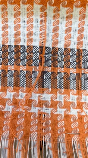 This warp had 5 different threading errors. Can you spot them all? Threading errors are a given. No matter if you are a beginner or a seasoned weaver, they will affect us all. Knowing what to do about them is really important but sometimes tricky! In the Warp issue, Emelie Weber Wade @lunadendron shows you possible threading errors and how you can identify them and most importantly fix them. 🤓 For those that want to know: Source: “Repair Heddles to the Rescue: Fixing threading errors without th