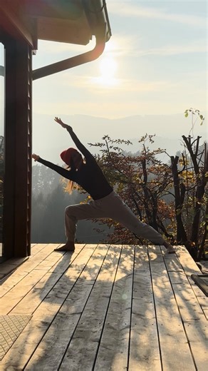 Zieht die Botten an, äh aus! Die 30-Tage-Yoga-Challenge ruft ;))) . Könnt ihr es glauben…? Zum neunten (9.!!!) Jahr in Folge starten wir das neue Jahr gemeinsam auf der Matte. Was als kleine Idee begann, ist inzwischen eine richtig kultige Neujahrs-Tradition geworden! 🪩✨🙏🏻 . Lieben wir (doch immer noch), oder?!?! :) . Eine Sache fehlt allerdings noch: der NAME. Und da ich es schätze, gemeinsam mit euch zu brainstormen, eröffne ich hiermit eine kleine Creative Thinking Session 🧠✨ . Schreibt g