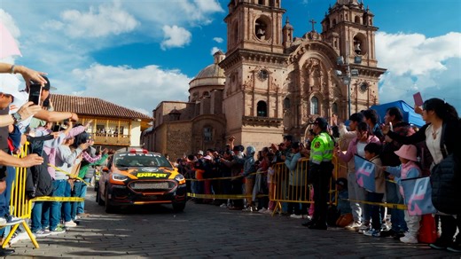 Cada llegada en Caminos del Inca tiene su propia historia. Son kilómetros de esfuerzo, emoción y sueños que se encuentran con el público, las familias y la pasión que mueve a todos los que viven esta carrera. | Rally Caminos del Inca