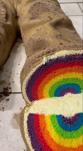 This Looks Disgusting… But It’s Cake 😭