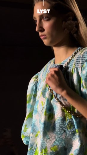 There was an ’80s twinge tonight, as floral swim caps became bags slung over shoulders, while bold prints and billowing sleeves made up the @Chloe SS26 collection. Watch as Lyst shares highlights. | LYST