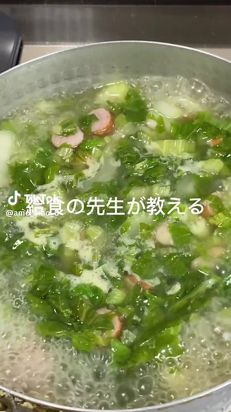 セロリはスープにするのが好き！ 香りを残したい時は薄ーく切ってサッと火を通すのがオススメ！ クタッと柔らかくしても美味しい😋 セロリはスー...