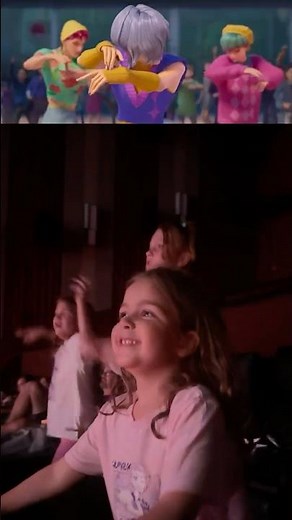 SODA POP at the MOViE SiNG ALONG!! Adley and Navey dancing and singing to kpop demon hunters song