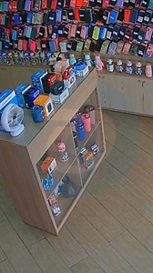 56K views · 488 reactions | HOMEM FURTA PRODUTOS NA LOJA TOP CAPAS NO CENTRO DE SÃO LOURENÇO Imagens de Cameras de segurança flagram o momento em que um homem furta uma caixinha de som e fones de ouvido na Loja Top Capas na esquina da Av. D.Pedro II com a rua Cel. Ferraz no centro de São Lourenço-MG. O caso aconteceu na manhã do último domingo (27/04) Assista o vídeo. #noticias #saolourenco #furto #topcapas #opopularnet | O Popular Net | Facebook