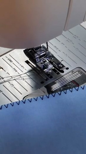 2.9K views · 65 reactions | Evita que los bordes de la tela se deshilachen utilizando el prensatelas para puntadas overlock. Sólo tienes que colocar el prensatelas y seleccionar una puntada overlock o en zigzag en la máquina y coser. ¡Vamos a ver! #singerespaña #singercostura | Singer España | Facebook