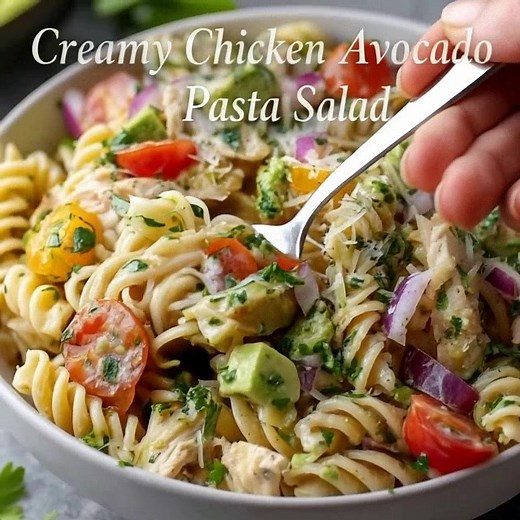 Creamy Chicken Avocado Pasta Salad Ingredients 2 cups cooked pasta (penne, rotini, or fusilli) 1½ cups cooked chicken breast, shredded or diced 1 ripe avocado, diced ½ cup cherry tomatoes, halved ¼ cup red onion, finely sliced Full Recipe in Coʍmеոτ | W-W Points Recipes