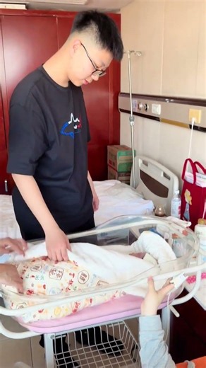拼了两次命，生了两个儿子，相差14岁，何其幸运，总有人会替你遗憾，人生哪有那么多的圆满，拥有的都是上天最好的恩赐，不求大富大贵，只愿你们平安健康的长大#好兄弟#家有两儿子 #记录温暖瞬间 #此