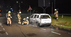Auto gaat volledig in vlammen op aan de Karstraat in Huissen