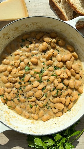 Petra Atanasova | Sunglow Kitchen on Instagram: "Comment EBOOK and I will DM you my top 10 FREE no chop recipes! These cheesy and creamy Cacio e Pepe Butter Beans are a healthier twist on a classic Italian pasta dish. Silky butterbeans are coated in a rich, peppery sauce made with plenty of parmesan cheese and freshly cracked black pepper. They’re a simple yet satisfying meal perfect for any weeknight, best served with a toasted piece of crusty bread. Vegan and gluten-free! I originally saw this