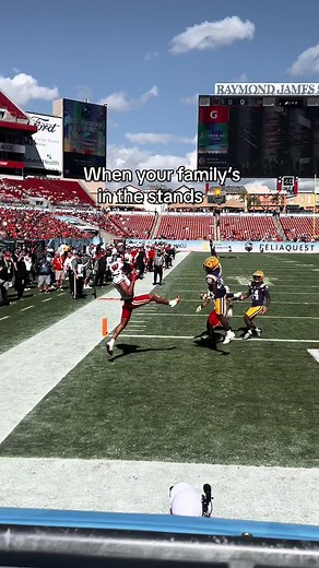 The play vs the pic 📸🔥 @Bryson #badgers #collegefootball #bowlgame #wisconsin #football