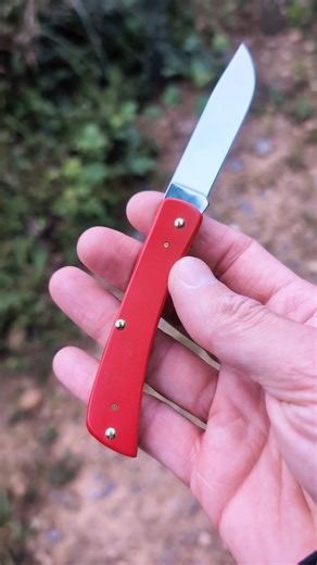 Hoy, una clásica en rojo #filosfurtivos #navajas #foldingknife #zippo #caseknives