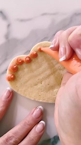 41K views · 134 reactions | Next in the “Can you decorate cookies with just…” is the back of a spoon. #decoratedcookies #royalicing #sugarcookies #cookiedecorating | The Cookie Box Club | Facebook