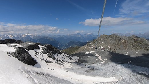 Avez-vous testé la Mont 4 Zipline ? Cette tyrolienne est celle de tous les superlatifs avec son départ à 3’330m d’altitude et une longueur de 1.4km, soit la plus haute du monde et la plus longue des Alpes. ➡ Réservez votre place ici : https://www.easyverbier.com/fr/mont-4-zipline | Verbier 4Vallées
