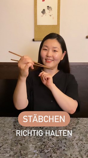 SURA WIEN | Korean Cuisine on Instagram: "Heute mal ein kleines Tutorial zur richtigen Stäbchenhaltung! Falls ihr Probleme mit dem Essen mit Stäbchen habt hoffen wir, dass das weiterhilft 🥢 schaut auch gerne mal bei unserem TikTok Account vorbei, für mehr Videos dieser Art ☺️ #surawien #koreanfood #koreancuisine #stäbchen #viennafoodguide #viennafood"