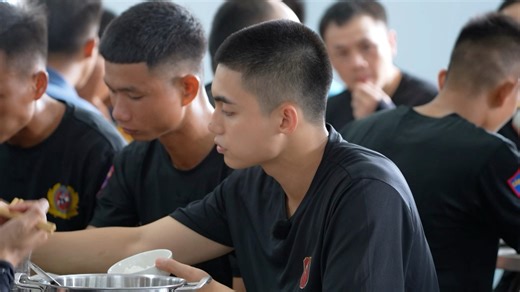 227K views · 4.4K reactions | Dàn cast bị "cấm chat" khi vào nhà ăn của lực lượng 狼 #mono #MonoAndTheFirst #ChienSiQuaCam | Mono And The First | Facebook