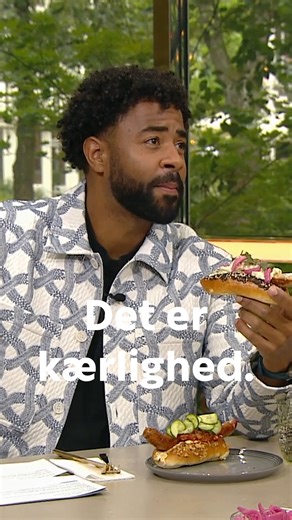 336K views · 1.3K reactions | "Det er kærlighed" 﫶 Der var uartige hotdogs og bromance i Go' morgen Danmark i dag  Tak for skøn mad, Jesper Panorama! Opskriften er i kommentarsporet  | Go' morgen Danmark og Go' aften Live | Facebook