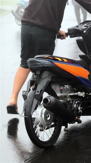 orang pante boleh dapa clip bgini? 🤣 @elloo #beatoss #aerox #orangsuusahstyle #streetrace #sr