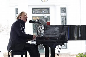 Trauerfeier für Lisa Marie Presley: Axl Rose spielte bewegende Version von „November Rain“ (Video)
