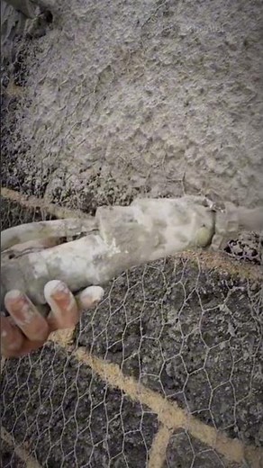 ¡Increíble! Así se construye un muro con concreto y malla metálica