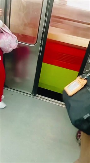 Denuncian convoy avanzando con las puertas abiertas en el Metro Ciudad de México 🇲🇽 Lamentablemente la Falta de Mantenimiento a los Trenes del #MetroCDMX pone en riesgo la Integridad de los Usuarios todos los días❌⚠️ #metro #cdmx #mexico #visitmexico