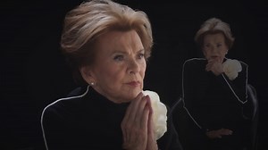 Dans le cadre du centenaire de Janette Bertrand, la Place des Arts accueillera une installation vidéo documentaire, conçue par Martin Bundock et réalisée par Léa Clermont-Dion, retraçant un siècle de transformations qui ont façonné le Québec. 𝙇𝙚 𝙨𝙞𝙚̀𝙘𝙡𝙚 𝙙𝙚 𝙅𝙖𝙣𝙚𝙩𝙩𝙚 accompagnera le spectacle de théâtre du Théâtre Duceppe du 26 mars au 18 mai! 🎂 | Place des Arts