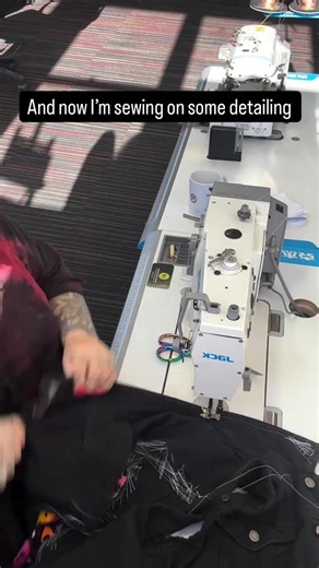 Had a fun day in the studio doing more to this reworked Disturbia denim Jacket that I cut the sleeves off but still hated. Theres so much waste in the world of clothing, and instead of going to the bother of listing this on another seller site, I decided to make a few changes. Fashion doesn’t have to make sense to make it work so if this isn’t your style that’s okay! I will have more fun things coming soon Debz 🐦‍⬛🩷🖤